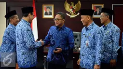 Ketua MPR Zulkifli Hasan menerima kunjungan Korps Pegawai Negeri (Korpri) Nasional di Komplek Parlemen, Jakarta, Selasa (9/8). Kedatangan Korpri untuk meminta kejelasan tentang pernyataan perilaku PNS oleh Zulkifli (Liputan6.com/Johan Tallo)