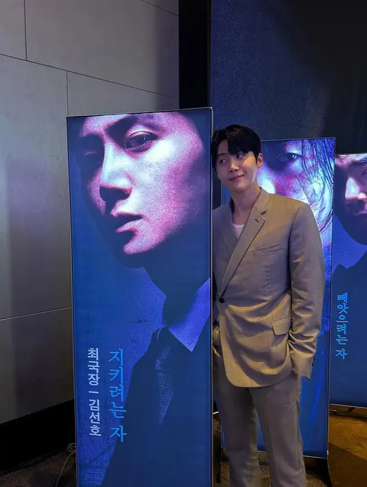 Terlihat lebih fashionable, Kim Seon Ho kenakan t-shirt putih berlapis blazer dan celana cokelat [@seonho_kim]