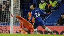 Chelsea langsung mendapat peluang matang di menit ke-5. Bola tembakan Reece James masih menyamping dari tiang gawang Everton yang dikawal kiper nomor satu Timnas Inggris Jordan Pickford. (AP/Alastair Grant)