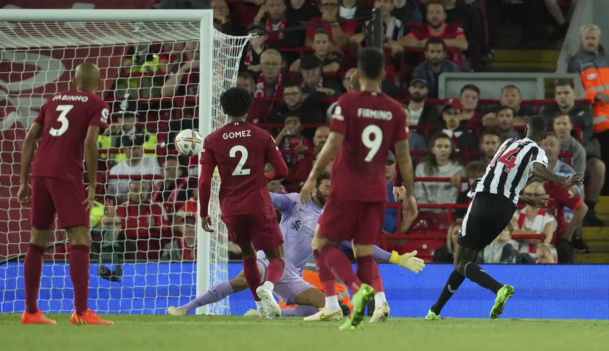 Liverpool ketinggalan terlebih dahulu dari Newcastle United lewat gol pemain anyar asal Swedia Alexander Isak pada menit ke-38. Gol berawal dari Jordan Henderson yang kehilangan bola dan akhirnya dikuasai Shane Longstaff. Bola pun lantas dikirimkan ke Alexander Isak lewat sebuah umpan terobosan yang mampu dituntaskan menjadi gol. (AP/Jon Super)