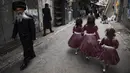 Gadis-gadis Yahudi Ultra-Ortodoks mengenakan kostum untuk merayakan hari raya Yahudi Purim di Yerusalem (28/2/2021). Hari libur Purim Yahudi memperingati keselamatan orang Yahudi dari genosida di Persia kuno, seperti yang diceritakan dalam Kitab Ester. (AP Photo/Oded Balilty)