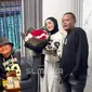 Sule Beri Kejutan di Ultah Santyka ke-30 (Sumber: Instagram/putridelina dan Youtube/SL Media)