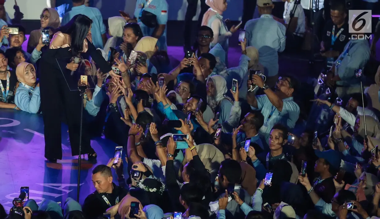 Penyanyi Ashanty saat membawakan lagu pada acara Young Entrepreneur Summit (YES) 2019 di Jakarta, Rabu (10/4). Ashanty membawakan empat lagu dengan judul: Separuh Jiwa, Kesakitanku, Berharap Tak Berpisah, Pergilah Kasih dan Medley Lagu. (Liputan6.com/Fery Pradolo)