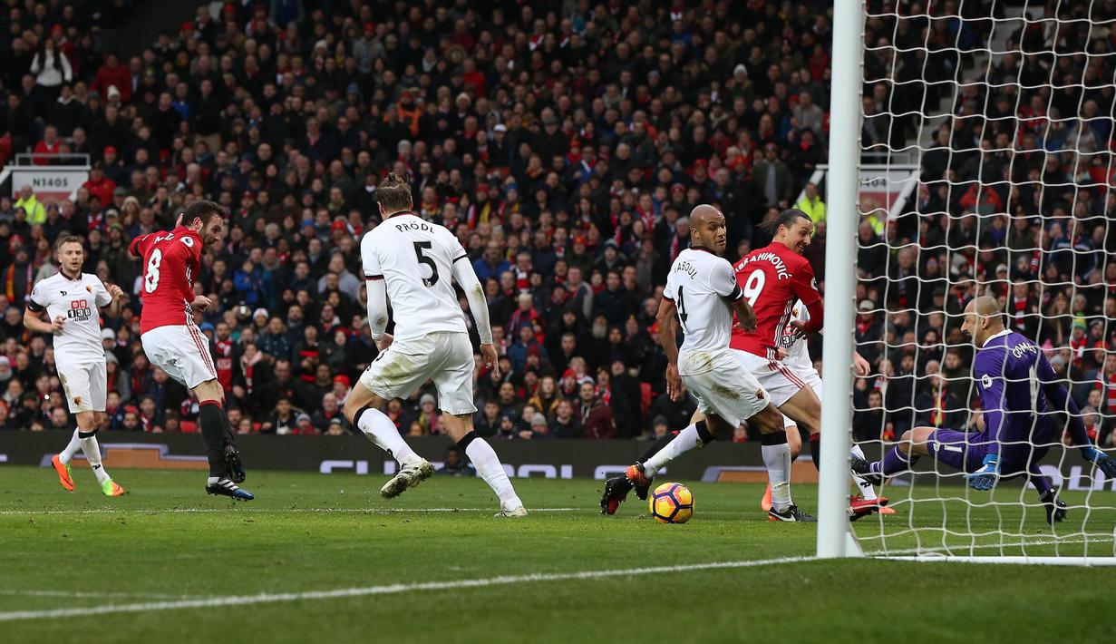 Pemai Manchester United, Juan Mata (2kiri)  membuka gol pertama bagi Setan Merah saat menjamu Watford City pada Premier League pekan-25 di Old Trafford Stadium, Manchester, (11/2/2017). (EPA/Nigel Roddis)