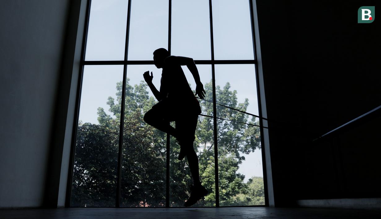 Pebasket Indonesia, Cristiano Ronaldo Sitepu, berlatih saat sesi pemotretan di Jakarta, Sabtu (23/6/2018). Ronaldo merupakan pemain andalan di klub Satria Muda dan timnas basket Indonesia. (Bola.com/M Iqbal Ichsan)