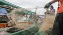 Nelayan mecopot ikan dari jaring hasil tangkapan di Muara Angke, Jakarta, Sabtu (26/2/2022). Regulasi KKP tentang pemberian kuota sistem kontrak dalam penangkapan ikan terukur ditujukan untuk memperbaiki tata kelola penangkapan ikan di wilayah perairan RI. (Liputan6.com/Faizal Fanani)