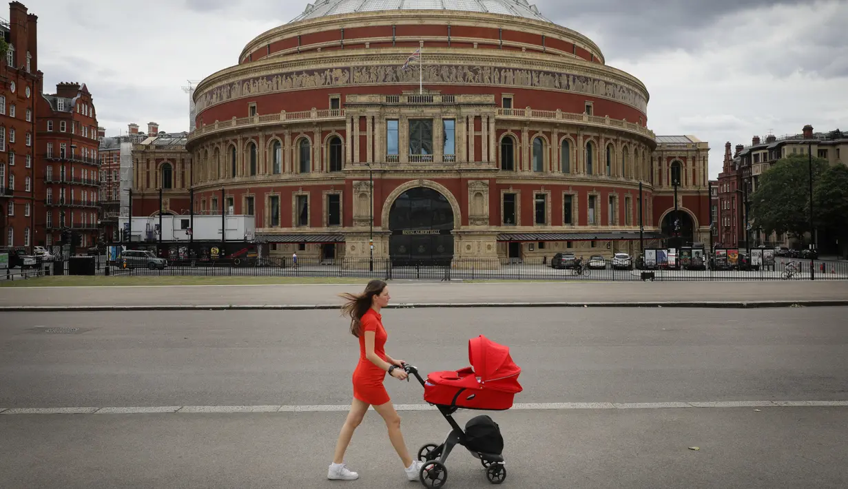 Seorang wanita berjalan melewati Royal Albert Hall di London, Inggris, Selasa (7/7/2020). Pemerintah Inggris akan menyalurkan paket bantuan sebesar 1,57 miliar poundsterling kepada industri seni, budaya, dan warisan untuk membantu mengatasi dampak pandemi COVID-19. (Xinhua/Tim Ireland)