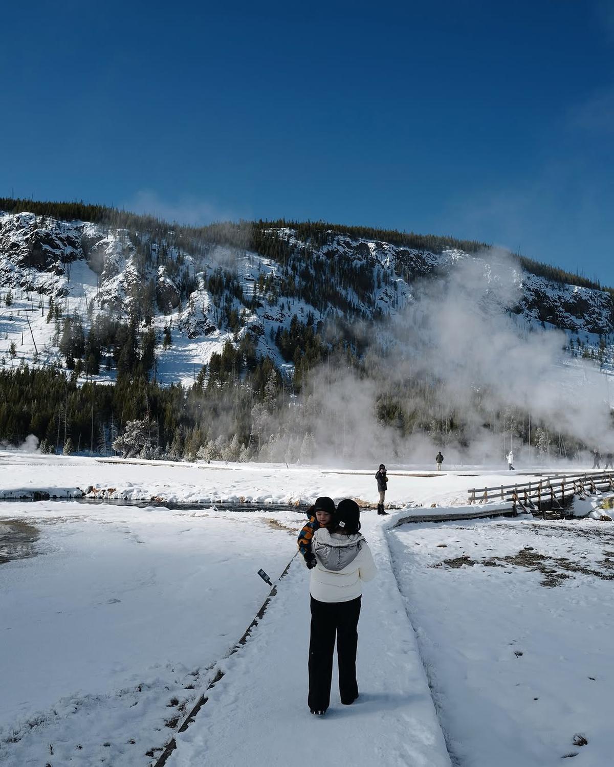 Potret Nikita Willy Ajak Issa Liburan ke Taman Nasional Yellowstone Tanpa Baby Nael