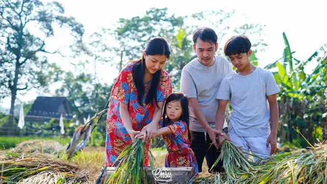 6 Momen Seru Liburan Keluarga Ruben Onsu, Ajak Anak Panen Padi