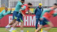Pelatih kepala tim nasional Brasil, Carlo Ancelotti mengamati para pemainnya selama sesi latihan di Sao Paulo, pada 3 Juni 2025. (Nelson ALMEIDA/AFP)