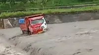 Truk Penambang Pasir Terjebak Banjir Lahar Gunung semeru di Lumajang (Istimewa)