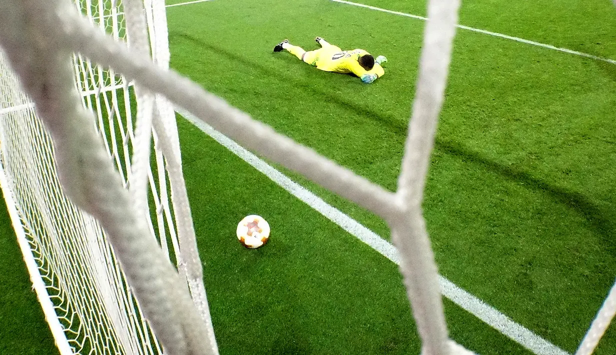 Ekspresi Kiper Marseille, Steve Mandanda usai gawangnya kebobolan saat melawan Atletico Madrid dalam pertandingan final Liga Europa di Stade de Lyon, Prancis (16/5). (Pawel Kopczynski, Pool via AP)