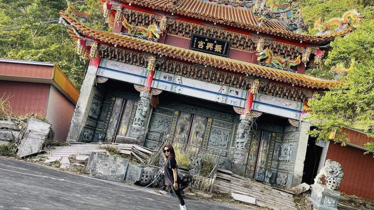 Unik, Kuil Ini Dibangun Miring Mirip Menara Piza
