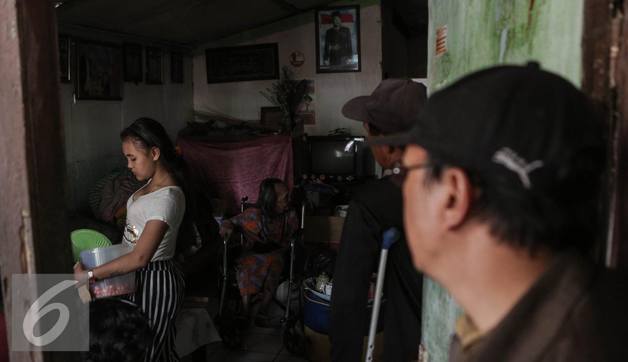 Salah satu penghuni merapihkan barang miliknya saat penggusuran di Rawasari Selatan, Jakarta, Kamis (23/7/2015). Pemprov DKI Jakarta mengambil alih lahan seluas 1.300 meter persegi yang selama lima tahun dikuasai pihak swasta. (Liputan6.com/Faizal Fanani)