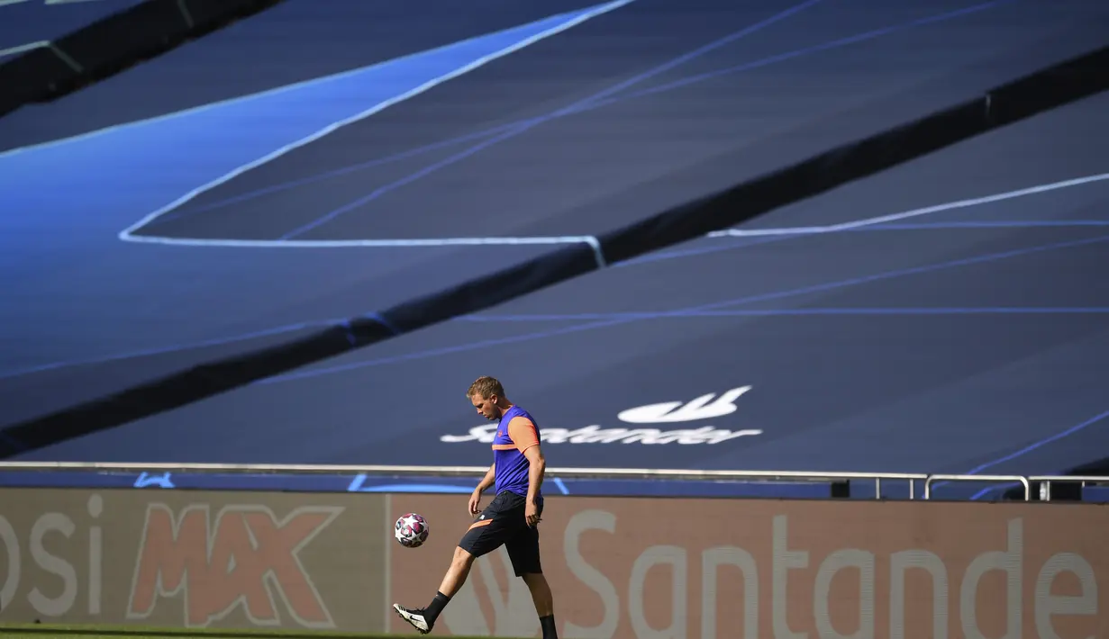 Pelatih RB Leipzig, Julian Nagelsmann menjuggling bola selama sesi latihan di stadion Luz di Lisbon (17/8/2020). Leipzig akan bertanding melawan PSG pada semifinal Liga Champions. (David Ramos/Pool via AP)