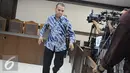 Edy Nasution berjalan memasuki ruang sidang untuk menjalani sidang tuntutan terkait kasus suap di Pengadilan Tipikor, Jakarta, Senin (21/11). Edy dituntut 8 tahun penjara oleh Jaksa Komisi Pemberantasan Korupsi (KPK). (Liputan6.com/Helmi Affandi)