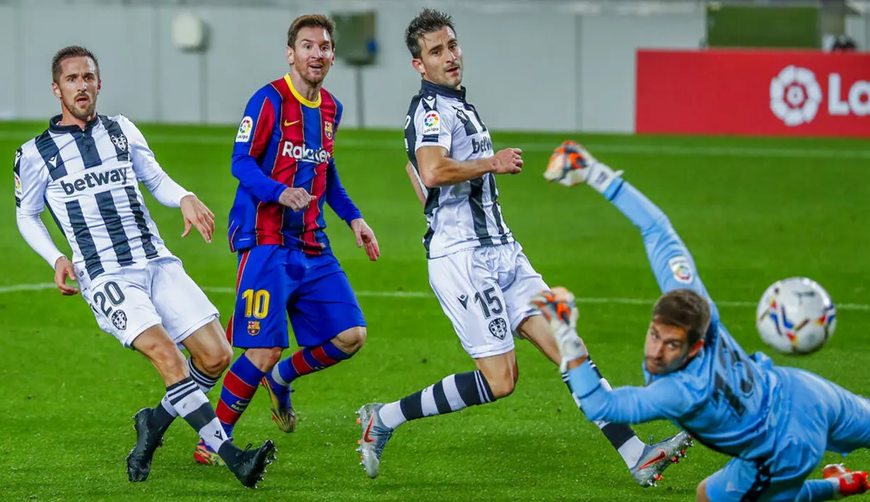 Pemain Barcelona Lionel Messi mencetak gol ke gawang Levante pada pertandingan La Liga Spanyol di Stadion Camp Nou, Barcelona, Spanyol, Minggu (13/12/2020). Barcelona menang 1-0.(AP Photo/Joan Monfort)