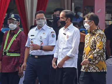 Presiden Joko Widodo (kedua kanan) bersama Menkes Budi Gunadi Sadikin (kanan) serta Menhub Budi Karya Sumadi (kiri) dan Gubernur DKI Jakarta Anies Baswedan meninjau vaksinasi COVID-19 massal pelaku transportasi di Terminal Kampung Rambutan, Jakarta, Kamis (10/6/2021). (Liputan6.com/Herman Zakharia)