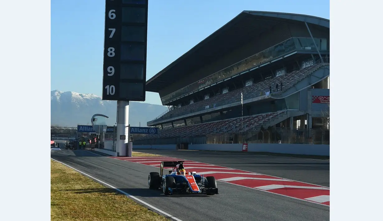 Rio Haryanto memacu mobil MRT05 saat sesi pagi hari pertama tes pramusim kedua F1 2016 di Sirkuit Catalunya, Barcelona, Spanyol, Selasa (1/3/2016). Sayang, kebocoran oli memaksanya kembali ke pit. (Bola.com/Instagram/Manorracing)