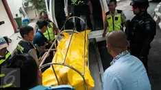 Petugas menurunkan jasad pelaku pengeboman di Taman Pandawa-Bandung, saat tiba di RS Polri Kramat Jati, Jakarta Timur, Senin (27/2). Jenazah dibawa menggunakan ambulans sekitar pukul 14.50 WIB dari Bandung. (Liputan6.com/Gempur M Surya)
