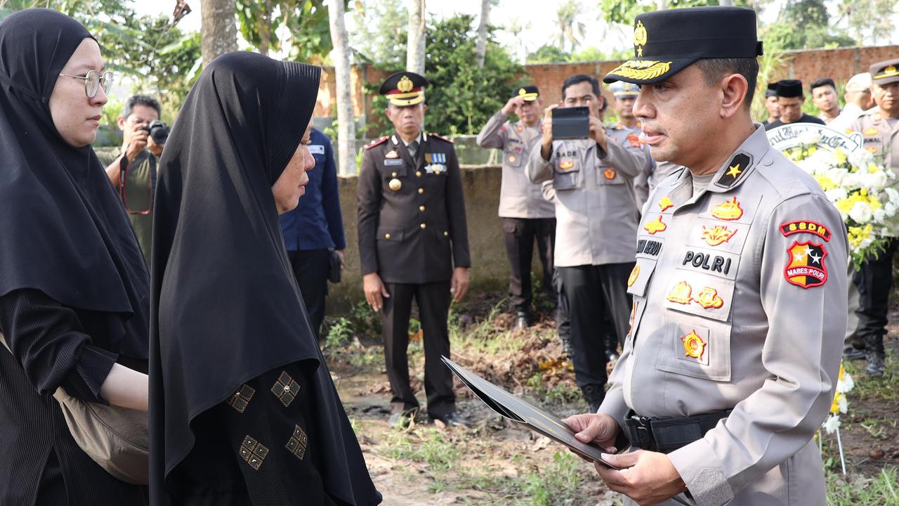 Jenderal Bintang Satu Antar Langsung Surat Kenaikan Pangkat Anumerta 3 Polisi Gugur saat Bubarkan Sabung Ayam di Lampung