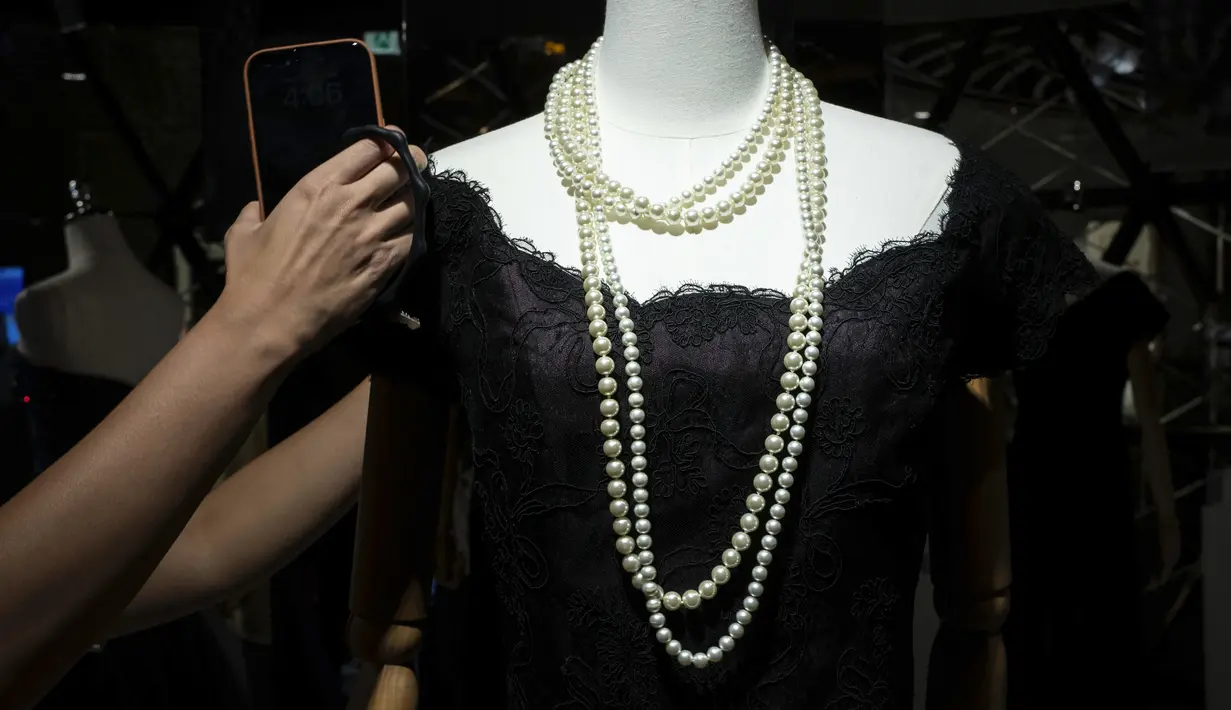 Item menarik lainnya adalah gaun malam sutra dan renda berwarna magenta rancangan Victor Edelstein yang Putri Diana kenakan di London dan Hamburg, Jerman pada 1987. (AP Photo/Vernon Yuen)