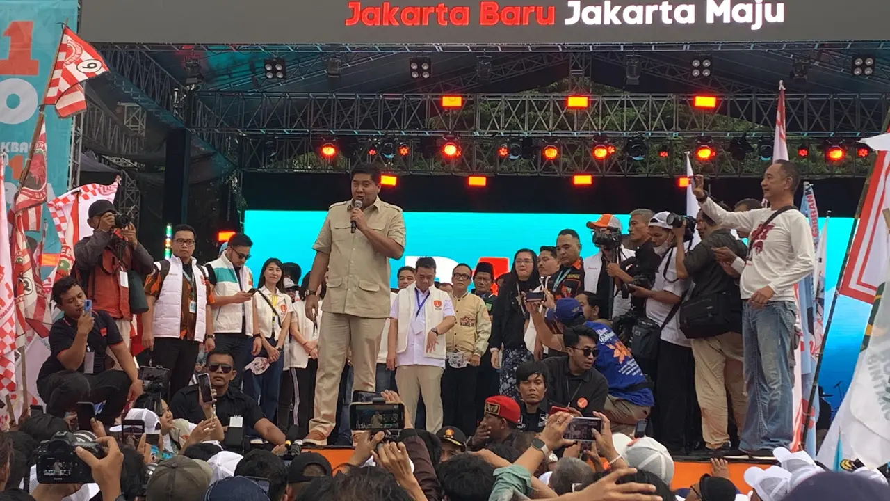 Politikus Partai Gerindra Maruarar Sirait ikut berorasi dalam kampanye akbar Cagub-Cawagub Jakarta nomor urut 1 Ridwan Kamil-Suswono (RIDO) di Lapangan Banteng, Jakarta Pusat, Sabtu (23/11/2024). (Liputan6.com/Winda Nelfira)