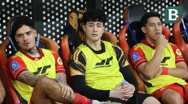 Kiper Persija Jakarta, Cyrus Margono, berada di bench pemain saat laga melawan Dewa United pada pertandingan tunda pekan ke-25 BRI Super League 2025/2026 di Jakarta International Stadium (JIS), Minggu (15/03/2026). (Bola.com/M Iqbal Ichsan)