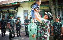 Momen Kasad Maruli Cek Rumah Anggota Sambil Timang-Timang Bayi Prajurit dan Ajak Tos Anak-anak 'Jadi Tentara ya Kayak Papah