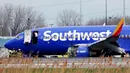 Pesawat Southwest Airlines mendarat darurat di Bandara Internasional Philadelphia akibat kerusakan pada mesin, Selasa (17/4). Pesawat jenis Boeing 737 itu mendarat darurat dengan tutup mesin kiri sobek. (David Maialetti /The Philadelphia Inquirer via AP)