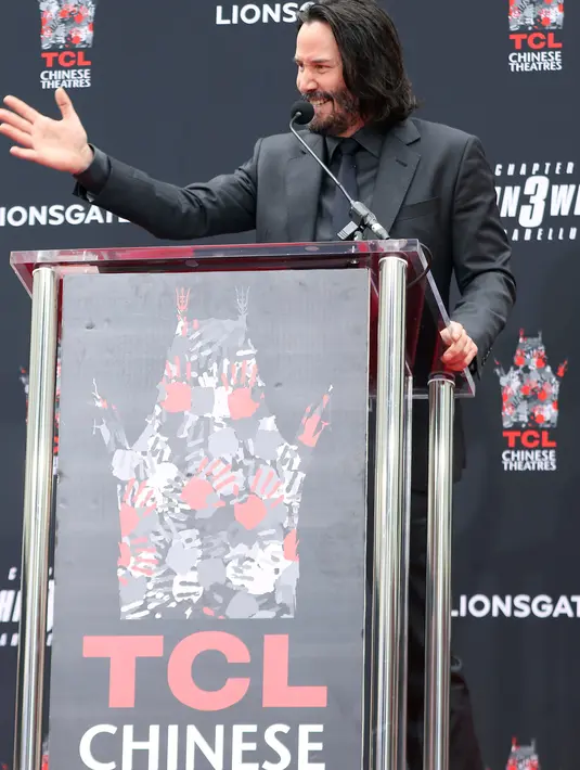Aktor Keanu Reeves memberikan sambutan saat upacara pembuatan cetakan tangan dan kaki di TCL Chinese Theatre, Los Angeles, Selasa (14/5/2019). Aktor 54 tahun itu mendapat penghargaan membuat cetakan tangan dan kaki untuk merayakan keberhasilan karirnya dalam film. (Willy Sanjuan/Invision/AP)
