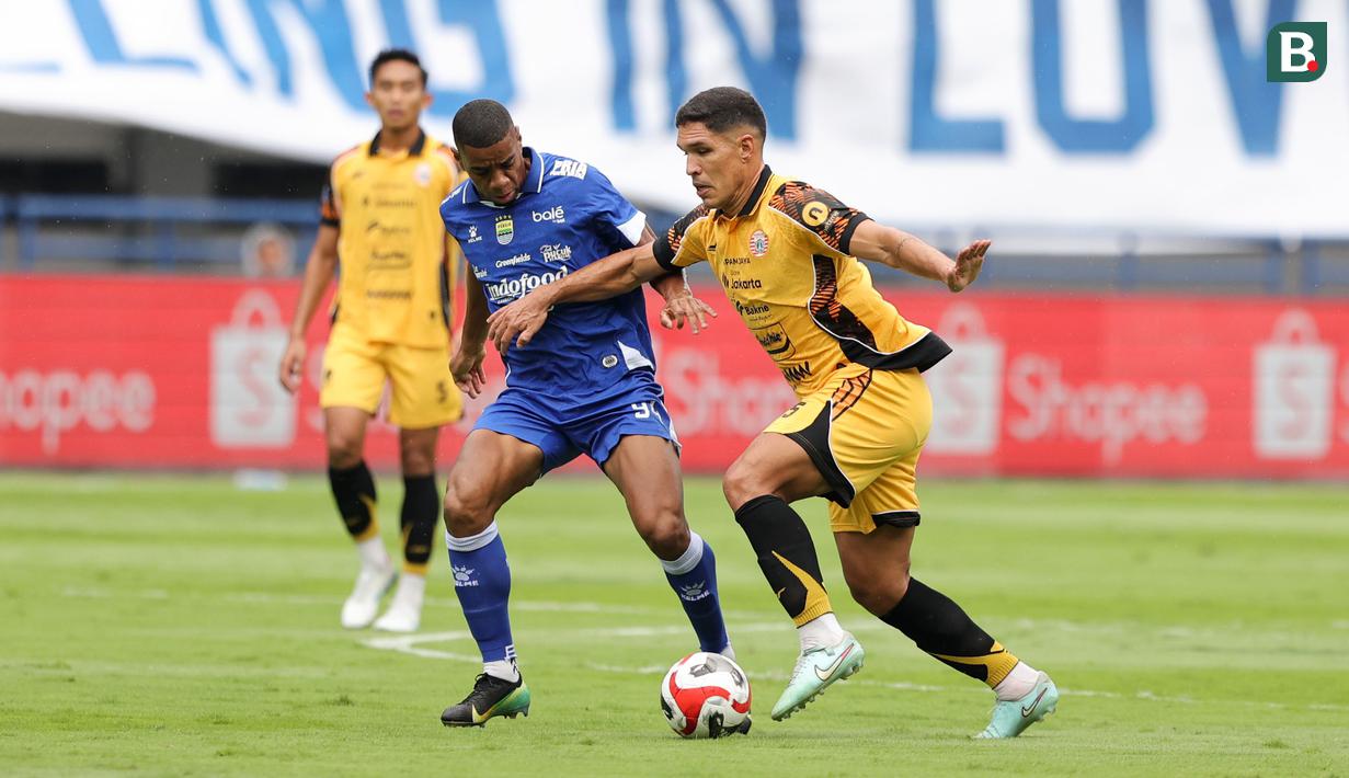 Pemain Persija Jakarta, Van Basty Sousa (kanan) berebut bola dengan pemain Persib Bandung, Uilliam Barros Pereira dalam laga lanjutan BRI Super League 2025/2026 melawan Persija Jakarta di Stadion Gelora Bandung Lautan Api, Bandung, Minggu (11/01/2026). (Bola.com/Abdul Aziz)