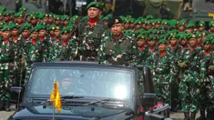 Panglima Tentara Nasional Indonesia (TNI) Jenderal Agus Subiyanto saat meresmikan pembentukan Batalyon Penyangga Daerah Rawan (Yon PDR) di Lapangan Monumen Nasional (Monas), Jakarta, Rabu (2/10/2024). (merdeka.com/Arie Basuki)