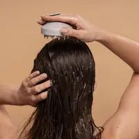 Clarifying shampoo mengandung surfaktan seperti ammonium lauryl sulfate dan sodium lauryl sulfate yang berfungsi mengangkat residu, minyak berlebih, dan kotoran dari kulit kepala. (foto/dok: freepik)