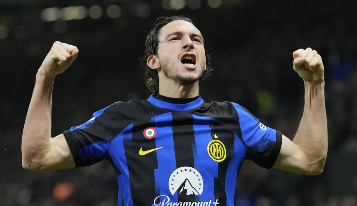 Pemain Inter Milan, Matteo Darmian, melakukan selebrasi setelah mencetak gol ke gawang Atalanta pada laga Liga Italia di Stadion Giuseppe Meazza, Kamis (29/02/2024). (AP Photo/Antonio Calanni)