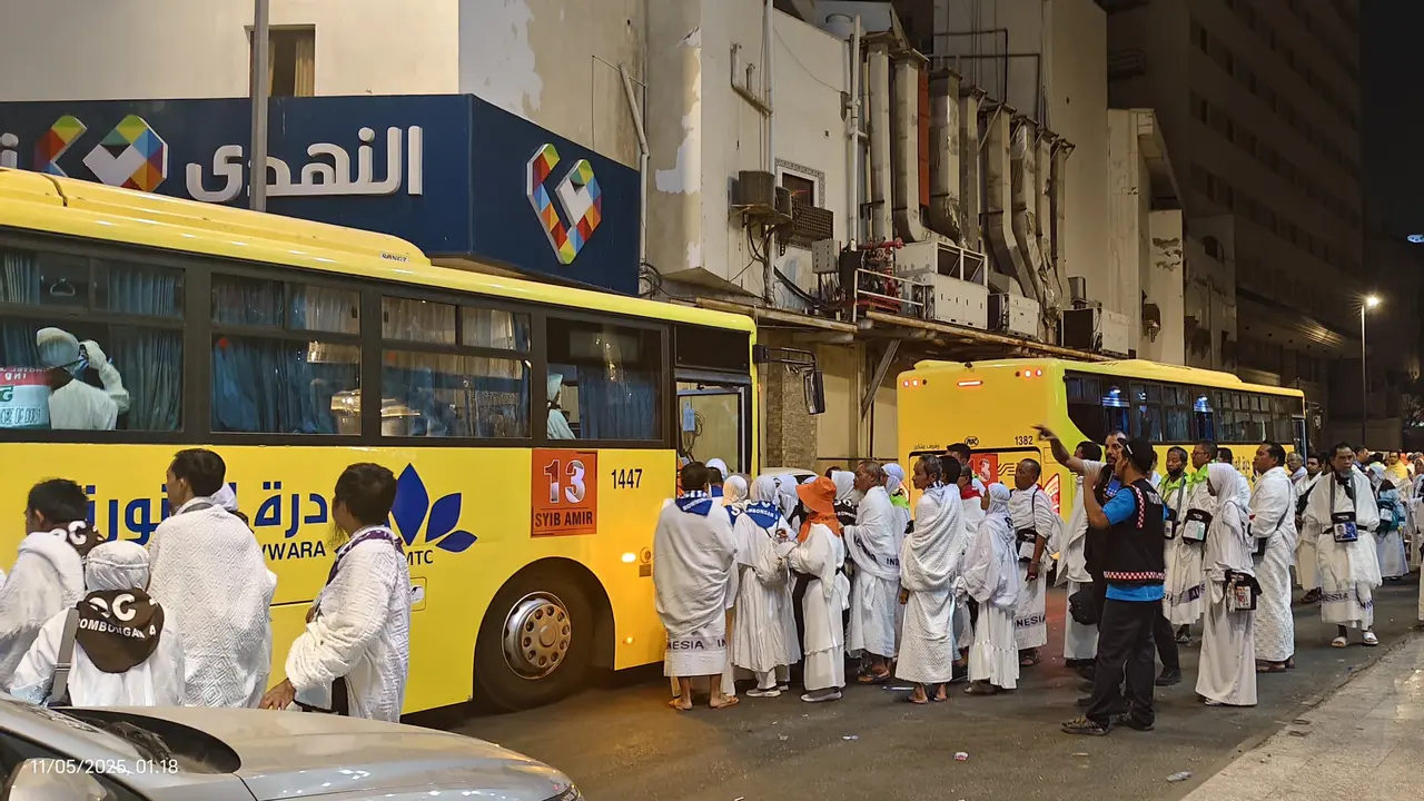 Petugas Penyelenggara Ibadah Haji (PPIH) Arab Saudi menyiapkan bus shalawat untuk mengantar jemaah haji dari hotel ke Masjidil Haram.
