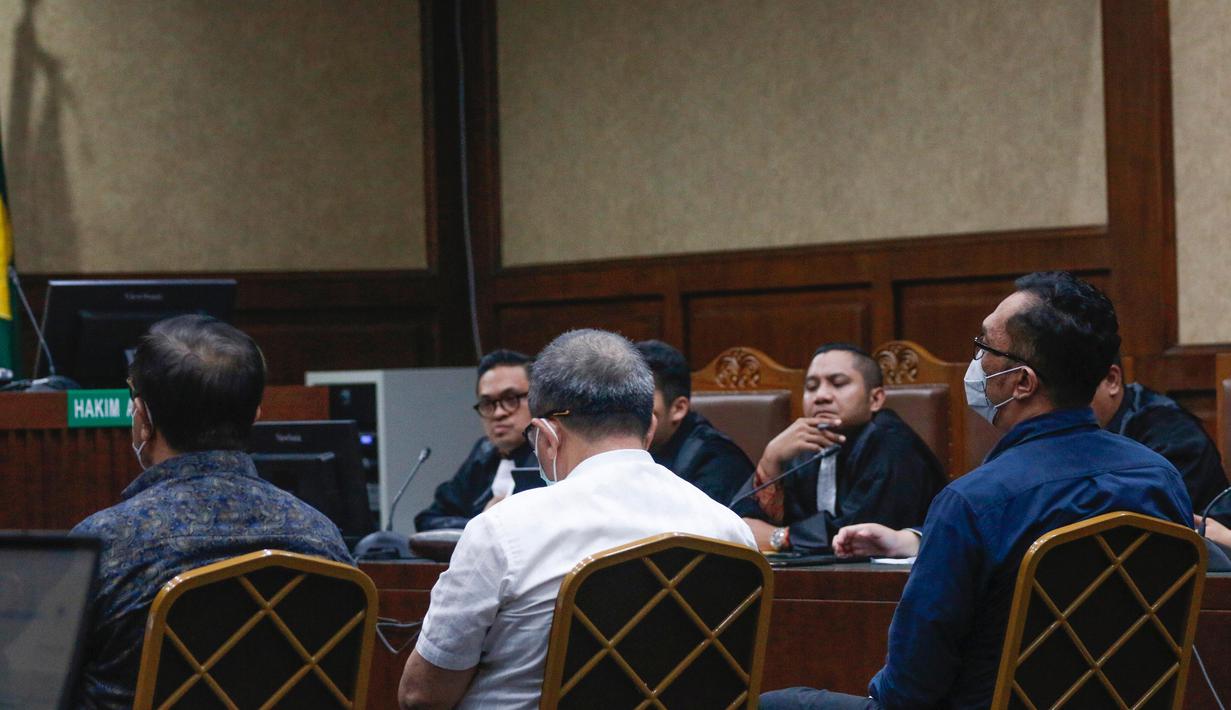 Jaksa Penuntut Umum (JPU) pada Kejaksaan Agung (Kejagung) menuntut tiga hakim pada Pengadilan Negeri (PN) Surabaya yang menjatuhkan vonis bebas untuk pelaku pembunuhan Gregorius Ronald Tannur dalam sidang pembacaan tuntutan di Pengadilan Tindak Pidana Korupsi (Tipikor), Jakarta, Selasa (22/4/2025). (merdeka.com/Arie Basuki)