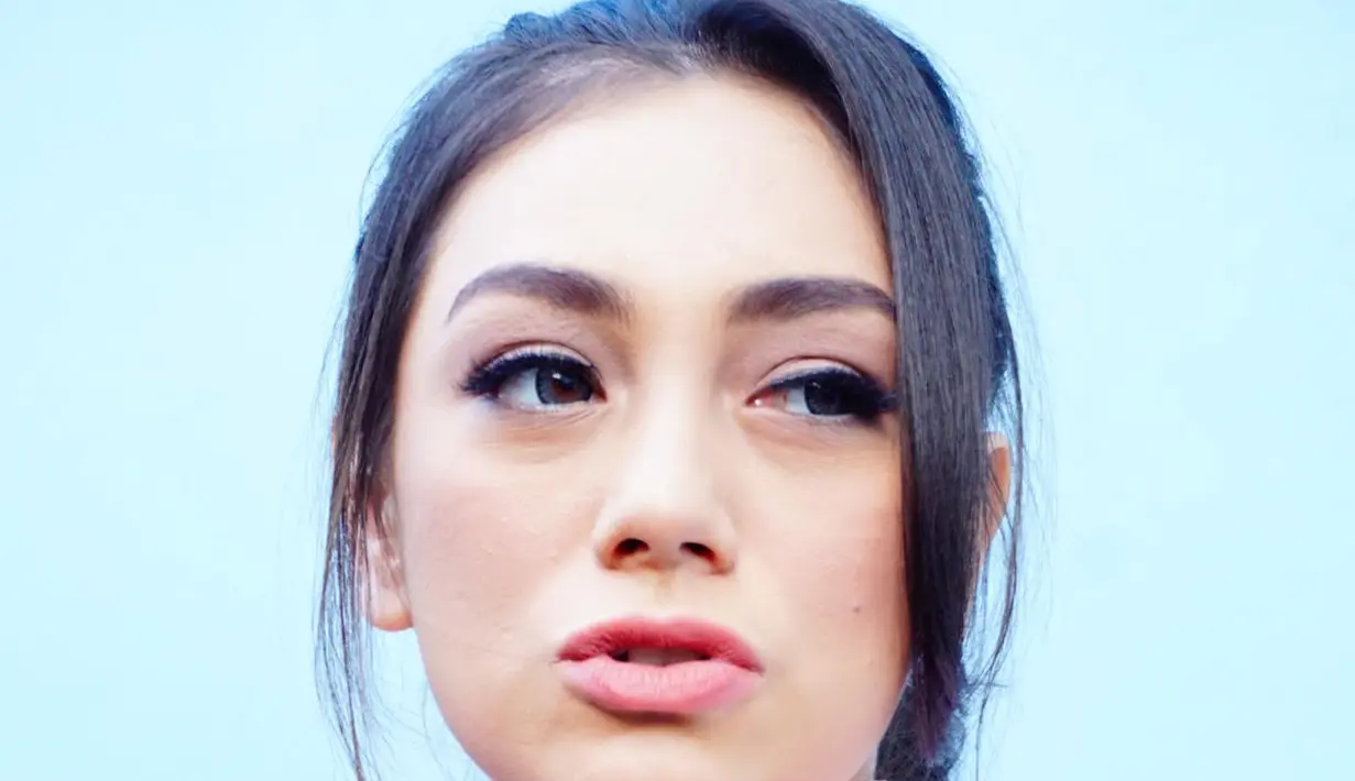 "Oh iya, sekarang kita lepas saja, bebas saja malahan kita sekarang kalau ada yang mau meliput kita ngapain misalnya do something, ya kita oke-oke saja enggak ada masalah," ujar Celine Evangelista. (Syaiful Bahri/Bintang.com)