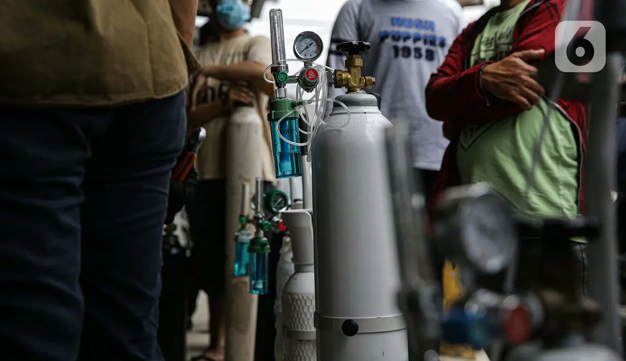 Sebuah tabung terlihat di tempat pengisian Oxygen Medical di kawasan Jalan Minang Kabau, Jakarta, Senin (28/6/2021). Permintaan pengisian oksigen di agen tabung oksigen di Jakarta alami peningkatan seiring lonjakan kasus COVID-19 yang terjadi dalam satu pekan terakhir. (Liputan6.com/Faizal Fanani)