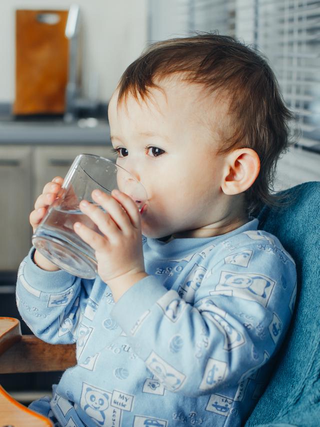 bayi minum