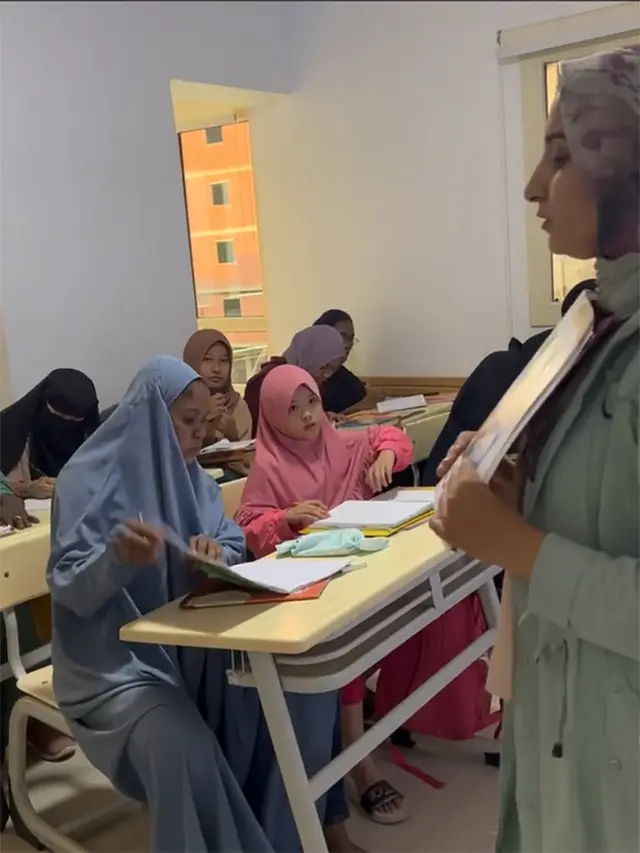 [Fimela] Maryam dan Oki Setiana Dewi