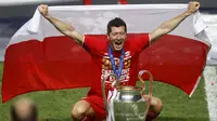 Robert Lewandowski. Striker Bayern Munchen ini membawa timnya meraih treble winners pada musim 2019/2020. Dengan kontribusi besarnya, ia pun sangat diunggulkan meraih Ballon d'Or edisi 2020. Apa daya, Ballon d'Or 2020 ditiadakan akibat pandemik COVID-19. (AFP/Pool/Matthew Childs)