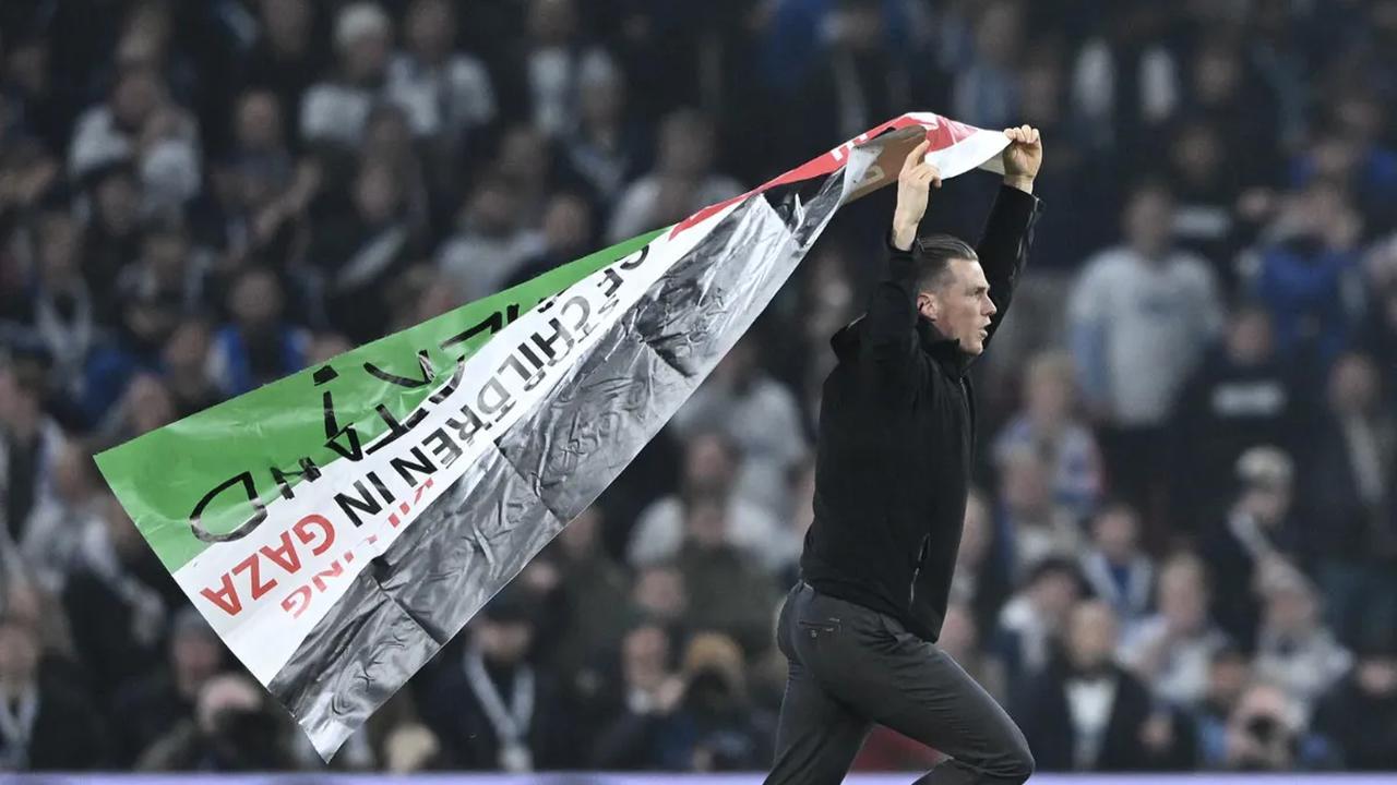 Duel FC Copenhagen vs MU&nbsp;dalam pekan ke-4 Liga Champions 2023/2024 diwarnai aksi seorang suporter yang menerobos lapangan, pada Kamis (9/11/2023) WIB. Suporter tersebut berlari ke tengah lapangan dengan mengibarkan bendera Palestina.&nbsp;