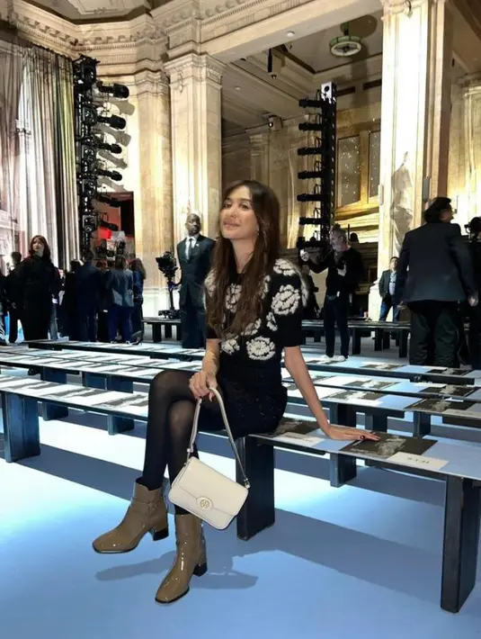 Sementara Mikha Tambayong tampil dalam balutan dress hitam dari Resort 2022. [@miktambayong/@bebytsabina].