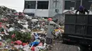 Pemulung mengambil sampah di tempat pembuangan sampah (TPS) di Blok C Pasar Minggu, Jakarta, Minggu (30/4). DPRD DKI meminta pemindahan TPS dekat Lokasi Binaan (Lokbin) Blok C Pasar Minggu dipercepat karena tidak layak. (Liputan6.com/Yoppy Renato)