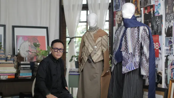 From The East, Berwastra dengan City Look Rancangan Deden Siswanto di Parade Wastra Nusantara 2025