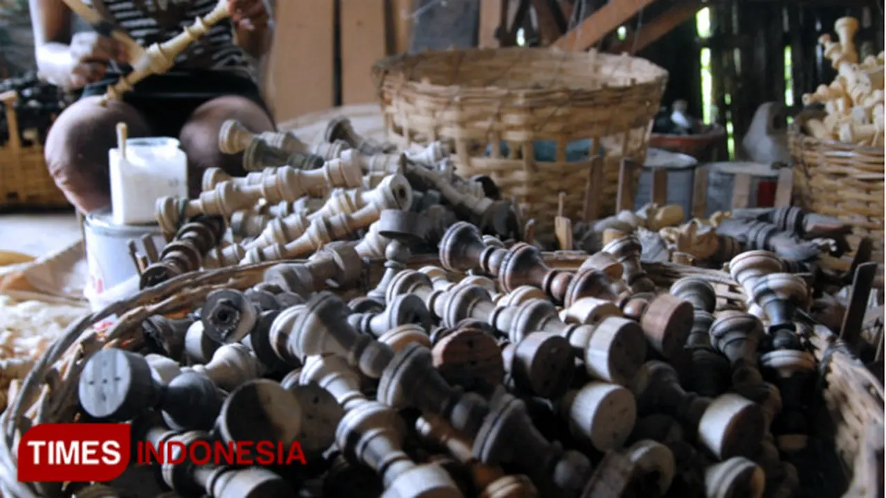 Mengintip Industri Rumah Papan Catur di Purwodadi