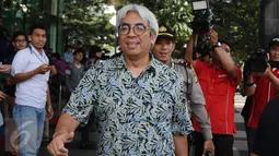 Sosiolog Imam Prasodjo berjalan meninggalkan gedung KPK usai melakukan pertemuan dengan pimpinan KPK, Jakarta, Senin (30/1). Imam Prasodjo diminta KPK untuk menjadi panitia seleksi pemilihan penasihat KPK. (Liputan6.com/Helmi Fithriansyah)