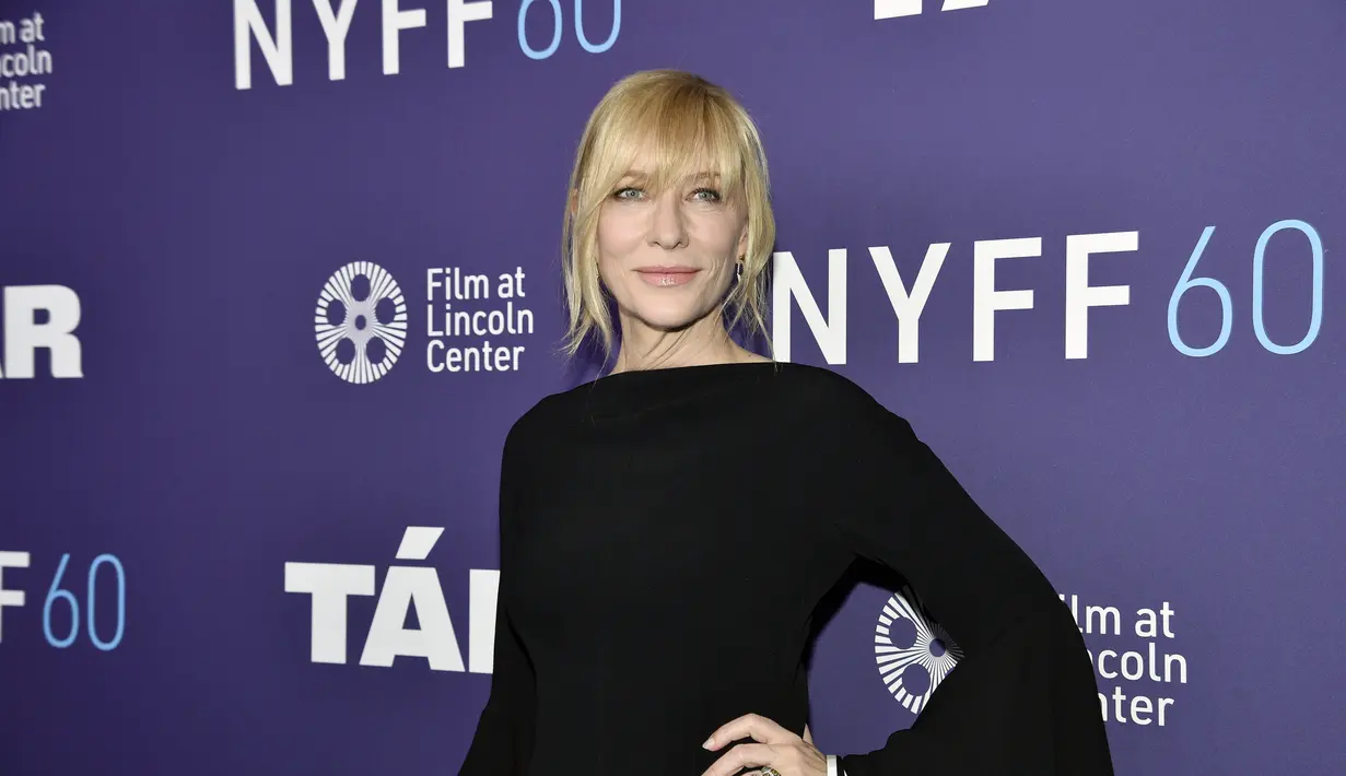 Aktris Australia, Cate Blanchett berpose saat menghadiri pemutaran perdana film "Tár" selama Festival Film New York ke-60 di Alice Tully Hall di New York pada Senin, 3 Oktober 2022. Cate Blanchett tampil memukau dalam balutan bodysuit hitam dengan lengan dramatis. (Photo by Evan Agostini/Invision/AP)