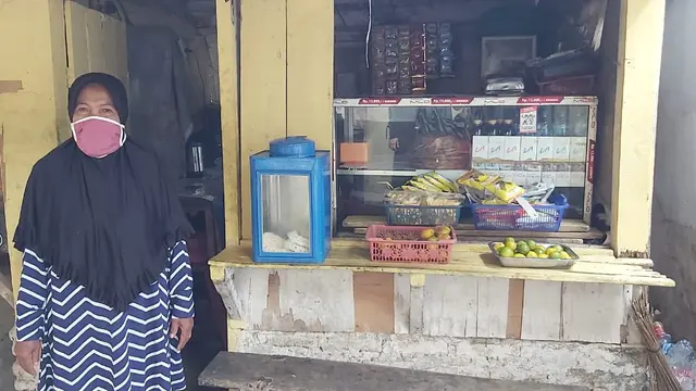 Pelaku usaha mikro di Kabupaten Subang, Jawa Barat, Ayum (60) penerima Banpres Produktif